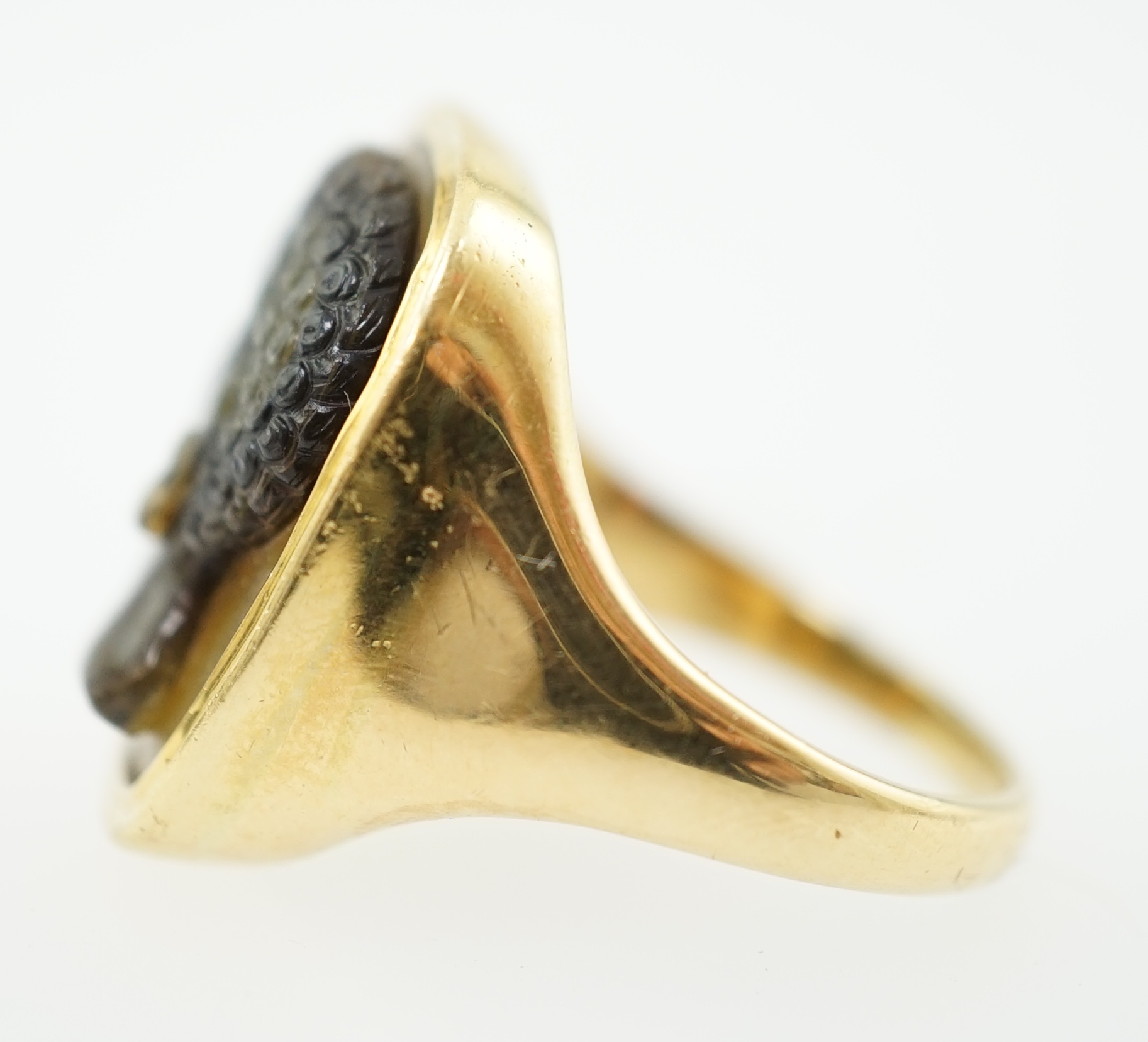 An antique 18ct gold and agate? set cameo ring